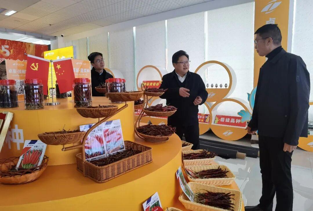 图为调研组在播州区调研残疾人就业工作